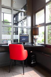 TV a/nebo společenská místnost v ubytování Bastion Hotel Leiden Oegstgeest