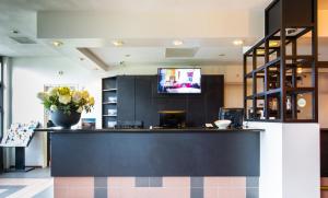 TV a/nebo společenská místnost v ubytování Bastion Hotel Leiden Oegstgeest