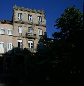 un gran edificio con ventanas laterales en Excelentes vistas en la Plaza de la Verdura, en Pontevedra