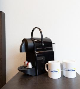 Příslušenství pro přípravu čaje a kávy v ubytování Bastion Hotel Leiden Oegstgeest