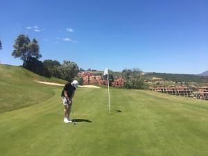 マニルバにあるCoto Real Duquesaの男がゴルフ場でゴルフをしている