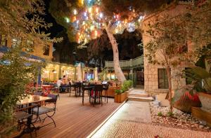 A garden outside Zen Alacati Hotel