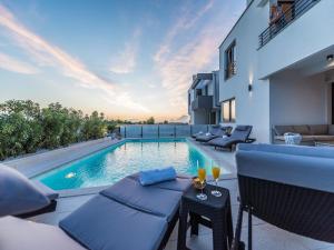 Bazén v ubytování Villa Ana,luxury wellness villa with heated pool and jacuzzi nebo v jeho okolí