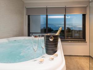 Nápoje v ubytování Villa Ana,luxury wellness villa with heated pool and jacuzzi