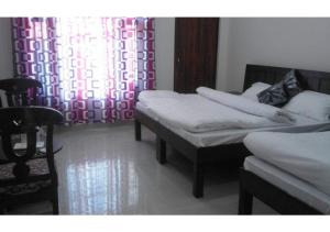 Cama o camas de una habitación en Ishwari Narayani Hotel