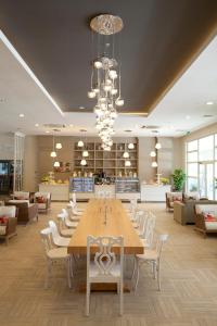 Paloma Oceana في سيدي: غرفة طعام كبيرة مع طاولة وكراسي