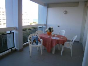 ビビオーネにあるAuriga del Soleのダイニングルーム(赤いテーブル、白い椅子付)