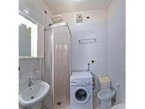 ビビオーネにあるAuriga del Soleのバスルーム(洗濯機、トイレ付)