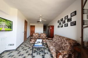salon z kanapą i stołem w obiekcie Casa Dominica w mieście Graus