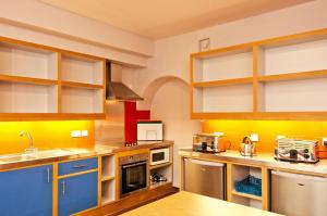 A kitchen or kitchenette at YHA Canterbury 