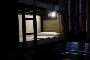 A bed or beds in a room at Alberg Costa Brava