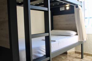 Ce dortoir comprend des lits superposés. dans l'établissement Alberg Costa Brava, à Llançà