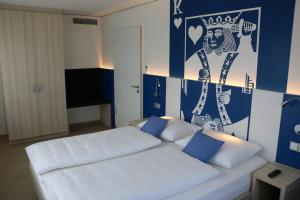 Postel nebo postele na pokoji v ubytování Aparthotel Paderborn + 27 fotografií