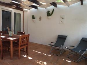 jadalnia z drewnianym stołem i krzesłami w obiekcie La Casa di Adi w mieście Santa Caterina di Nardò