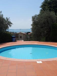 una gran piscina azul en un patio en Casa Romantica, en Bardolino