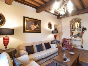 sala de estar con sofá y mesa en Porta nuova home, en Colle Val D'Elsa