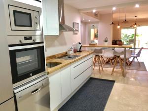 cocina con fregadero y fogones horno superior en Apartamento Guadalmina - Golf & Playa - Marbella en Marbella