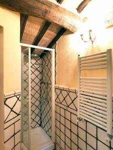 szklaną szafkę w pokoju z sufitem w obiekcie Porta nuova home w mieście Colle Val d'Elsa +26 zdjęć