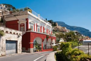 un edificio rojo a un lado de una montaña en Dimora del Podestà en Positano