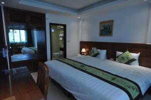Giường trong phòng chung tại Saigon Sun hotel 2