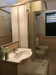 ジャルディーニ・ナクソスにあるHome Silenoのバスルーム(洗面台、トイレ、鏡付)
