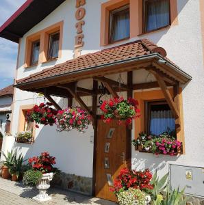 un edificio con un cenador con flores. en Hotel Zaułek, en Olszyna