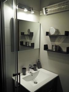y baño con lavabo y espejo. en Le Bionnassay, en Les Contamines-Montjoie