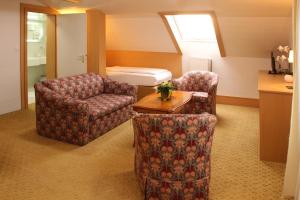 ゼーンデにあるHotel & Restaurant Bei Bakiのソファと椅子のあるリビングルーム +21枚の写真