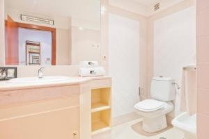 リスボンにあるBmyGuest - Central Garage Apartmentの白いバスルーム(洗面台、トイレ付)