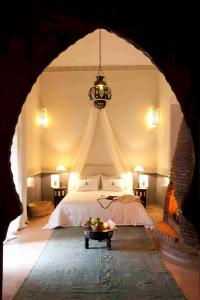 Un pat sau paturi într-o cameră la Riad Charaï