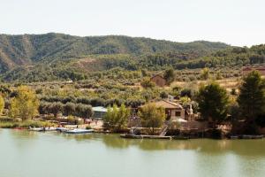 vistas a un lago con barcos en el agua en Camping Port Massaluca, en Pobla de Masaluca