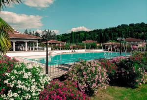 einen Pool in einem Garten mit Blumen in der Unterkunft Marina Luxury Houseboat Lace in Portorož