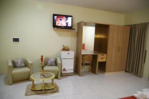 Televisyen dan/atau pusat hiburan di Arthur Palace Hotel