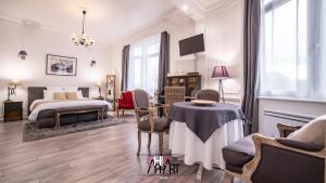 una camera con letto, tavolo e sedie di Chic Appart - Sauna privatif a Tourcoing