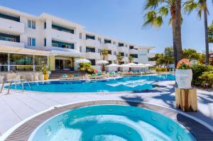 een resortzwembad met een hotel op de achtergrond bij Sotavento Club Apartments - Adults Only in Magaluf