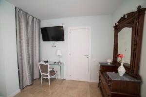Televízia a/alebo spoločenská miestnosť v ubytovaní B&B Attico 33