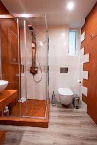 La salle de bains est pourvue d'une douche et de toilettes. dans l'établissement Acropolis Koukaki Newly Renovated 55sq.m Apartment, à Athènes