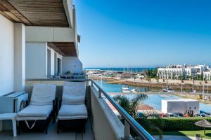 einen Balkon mit Stühlen und Hafenblick in der Unterkunft Marina Vilamoura Aquamar 309 By Vilamoura Sun in Vilamoura