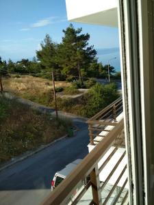 una vista desde una ventana de un camino en Maya Bay, en Kallithea Halkidikis