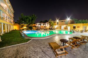 Bazén v ubytování Hotel Maria del Carmen nebo v jeho okolí