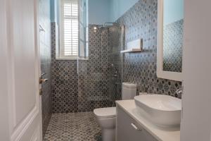 une salle de bains avec toilettes et lavabo dans l'établissement Beachfront 4-bedroom villa Sea Wave in Orebic, Croatia, à Orebić 25 autres photos