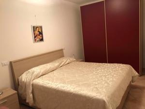 アグローポリにあるVilla Generosaのベッドルーム1室(ベッド1台付)が備わります。壁に絵が飾られています。