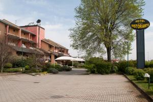 een bord voor een hotel naast een gebouw bij Le Gronde in Cava Manara