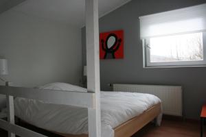 スパにあるGîte La Maison du Vieux Pommierのベッドルーム(二段ベッド1組、鏡付)