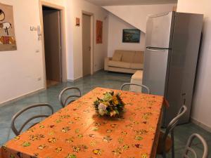 アグローポリにあるVilla Generosaのキッチン(テーブル、冷蔵庫付)
