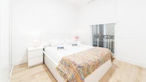 A bed or beds in a room at Central Luxury- SSHousing
