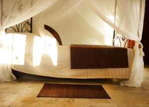 Un pat sau paturi într-o cameră la Aux Bords du Temps