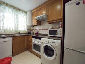 オロペサ・デル・マールにあるCosta Marina 3のキッチン(洗濯機、食器洗い機付)