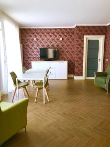 sala de estar con mesa blanca y sillas en B&B Civico22, en Torre Maggiore
