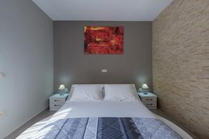 Postel nebo postele na pokoji v ubytování Peristera Apartments + 27 fotografií